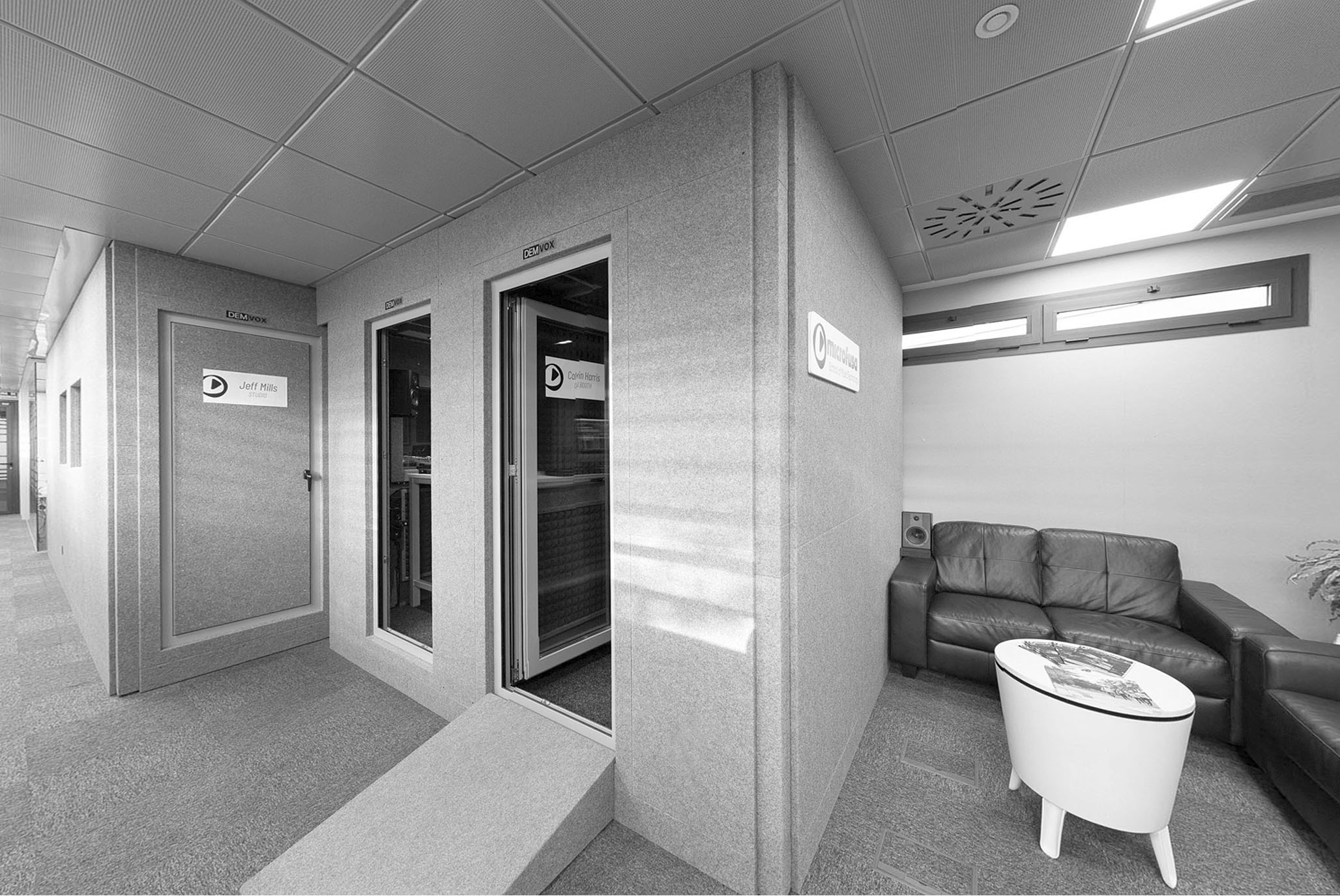 Soundproof booth studio